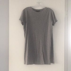 Long, fitted gray t-shirt